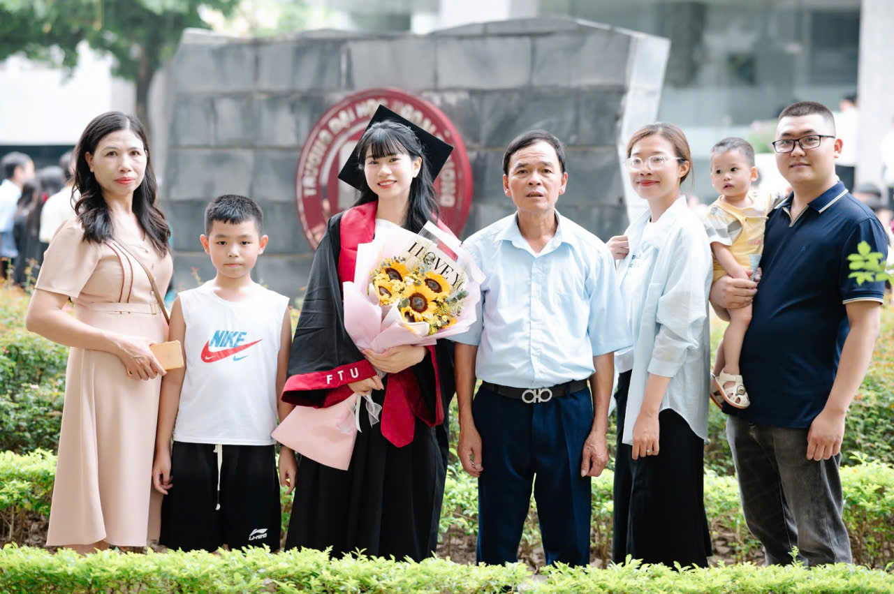 Thuê áo cử nhân đại học ngoại thương