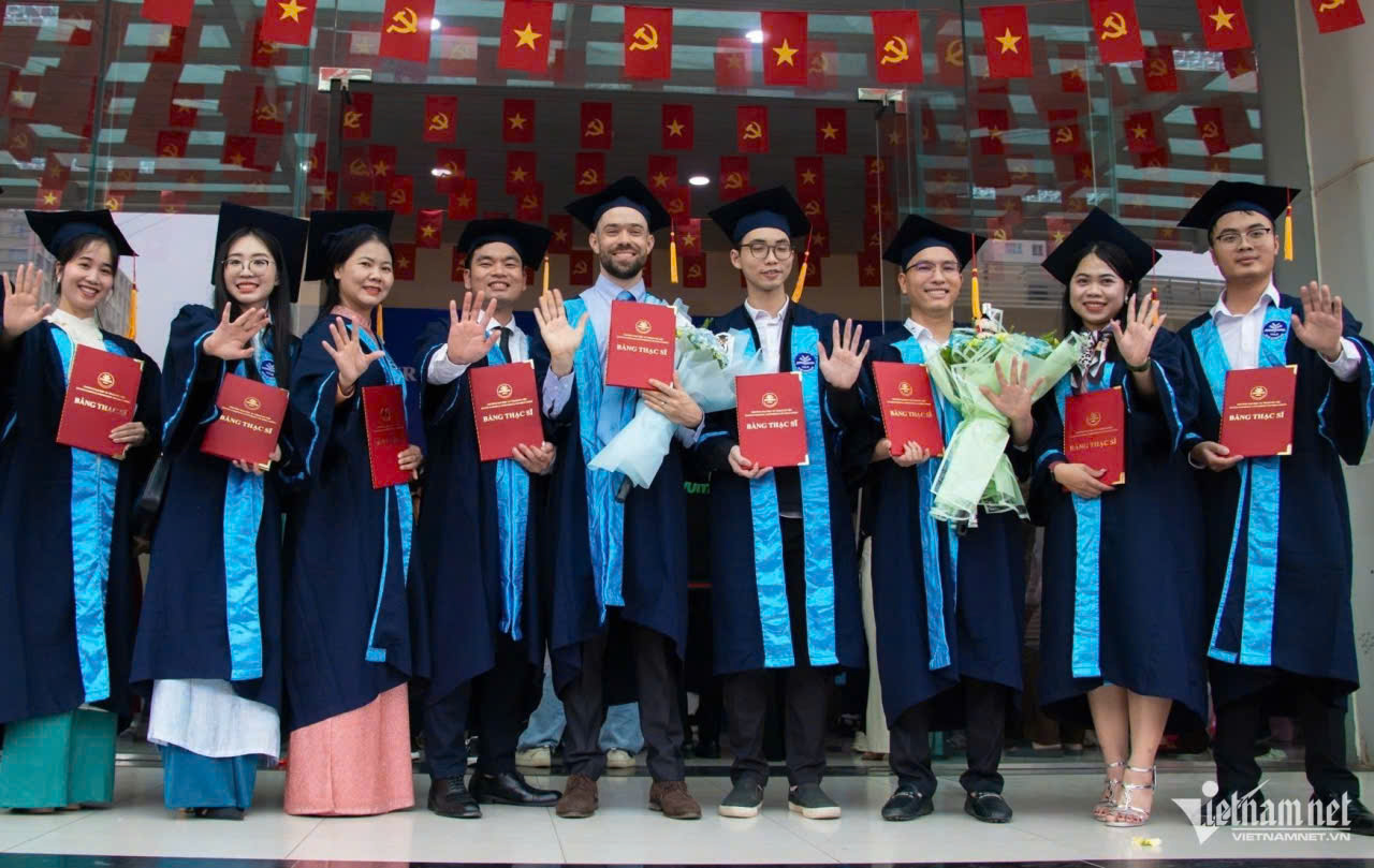 Thuê lễ phục thạc sĩ đại học sư phạm