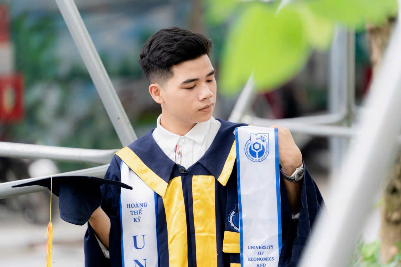 may áo cử nhân UNETI