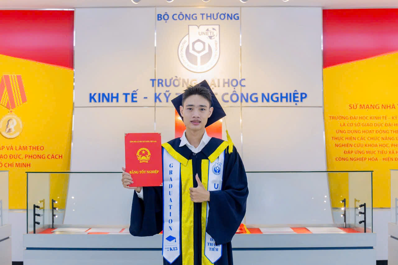 may áo cử nhân UNETI