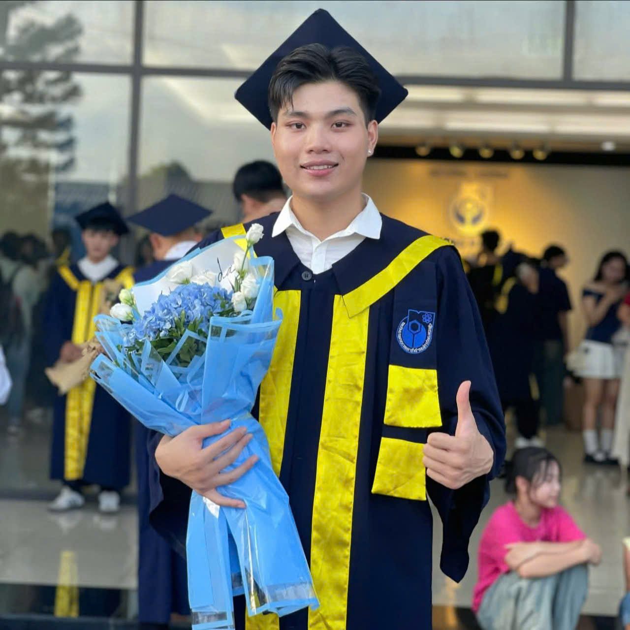 bán và cho thuê áo cử nhân UNETI