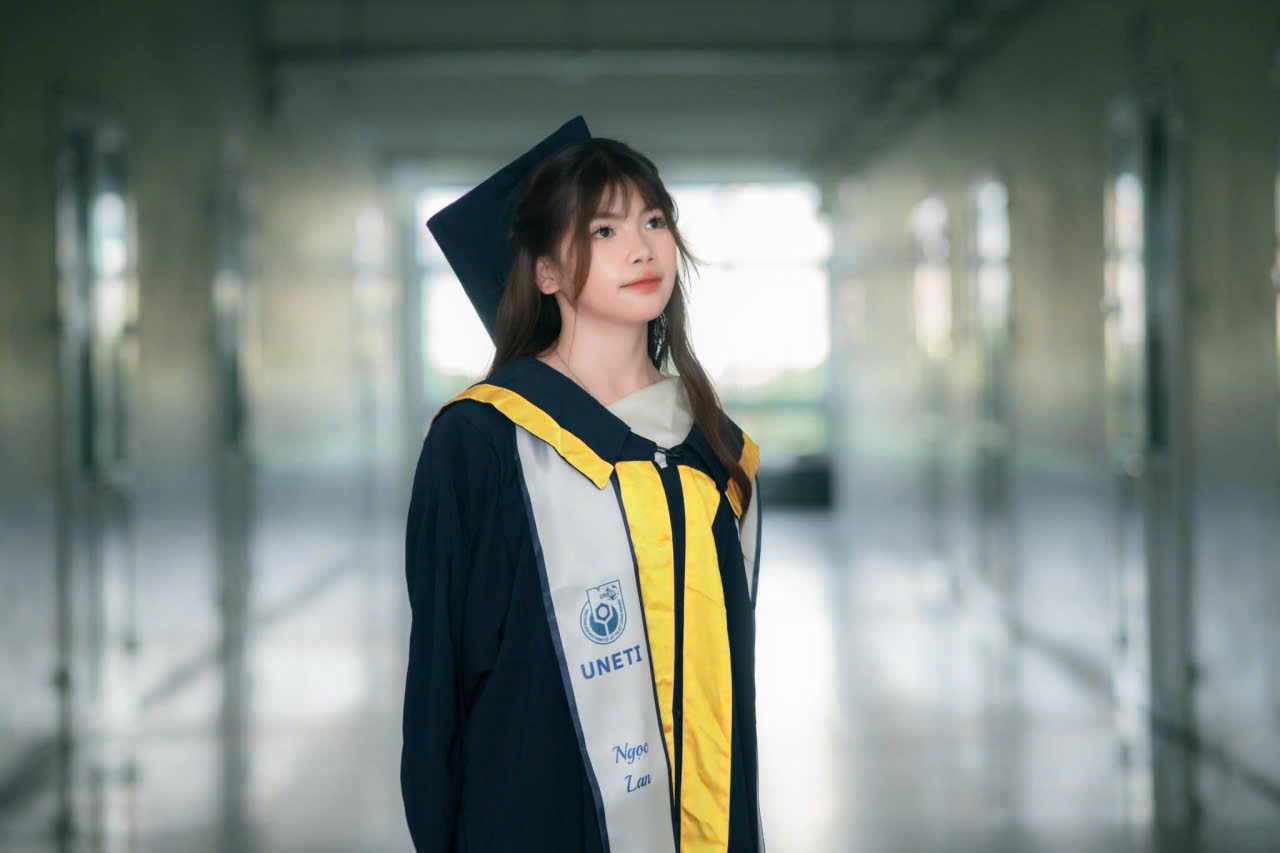 thuê áo tốt nghiệp UNETI