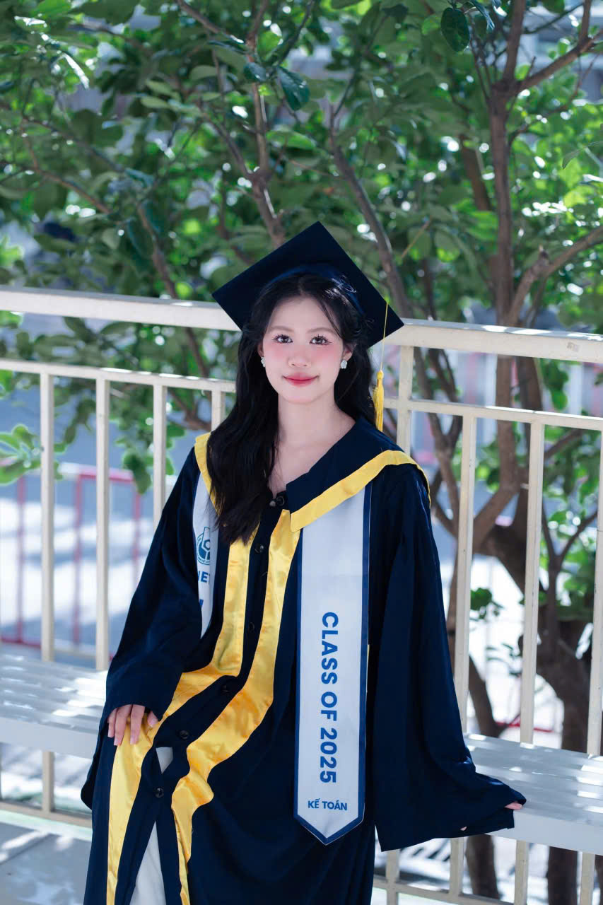 may áo cử nhân UNETI