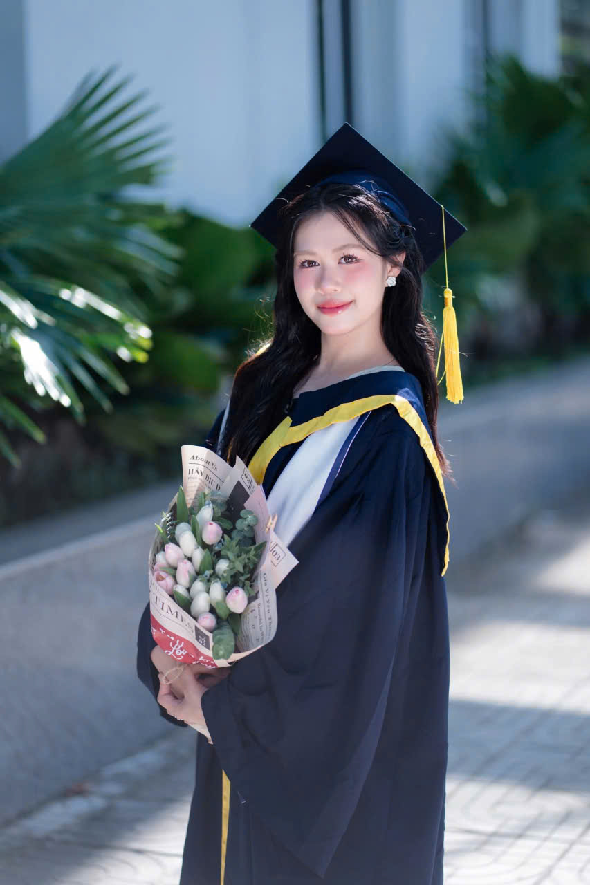 thuê áo tốt nghiệp UNETI