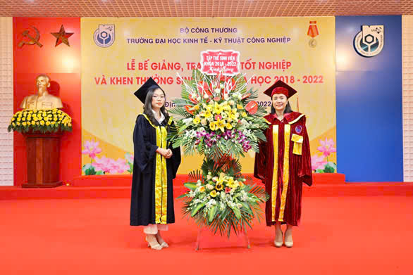 thuê áo tốt nghiệp UNETI