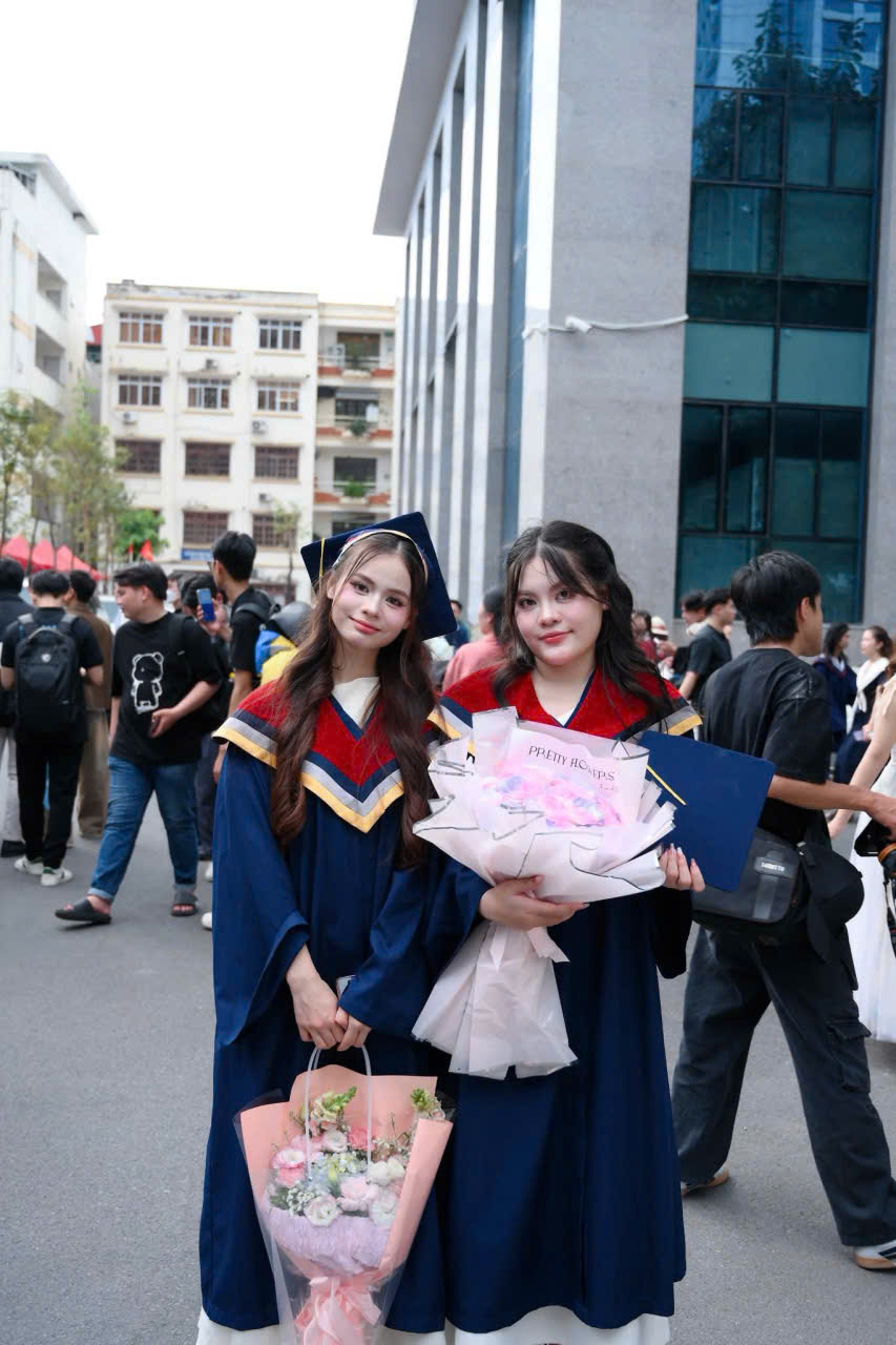 Thuê áo cử nhân đại học GTVT
