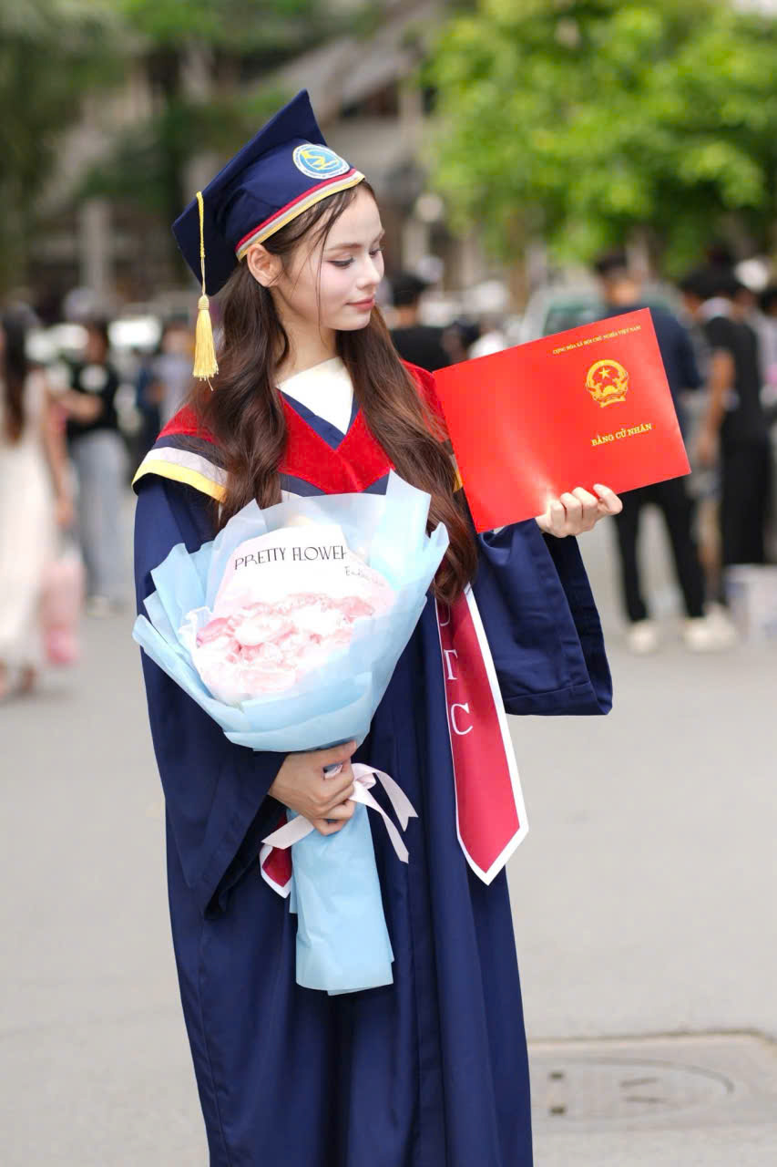 Thuê áo cử nhân đại học GTVT