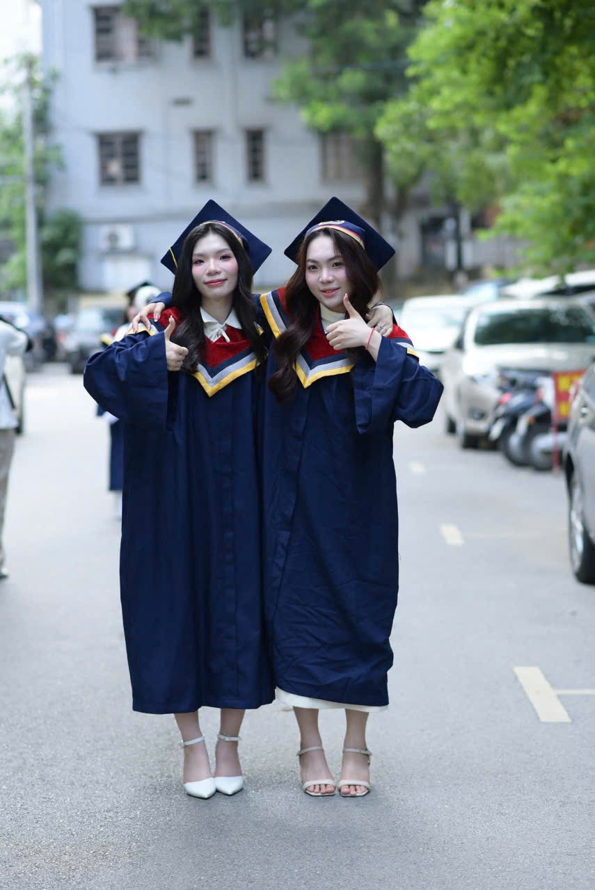 Thuê áo cử nhân đại học GTVT