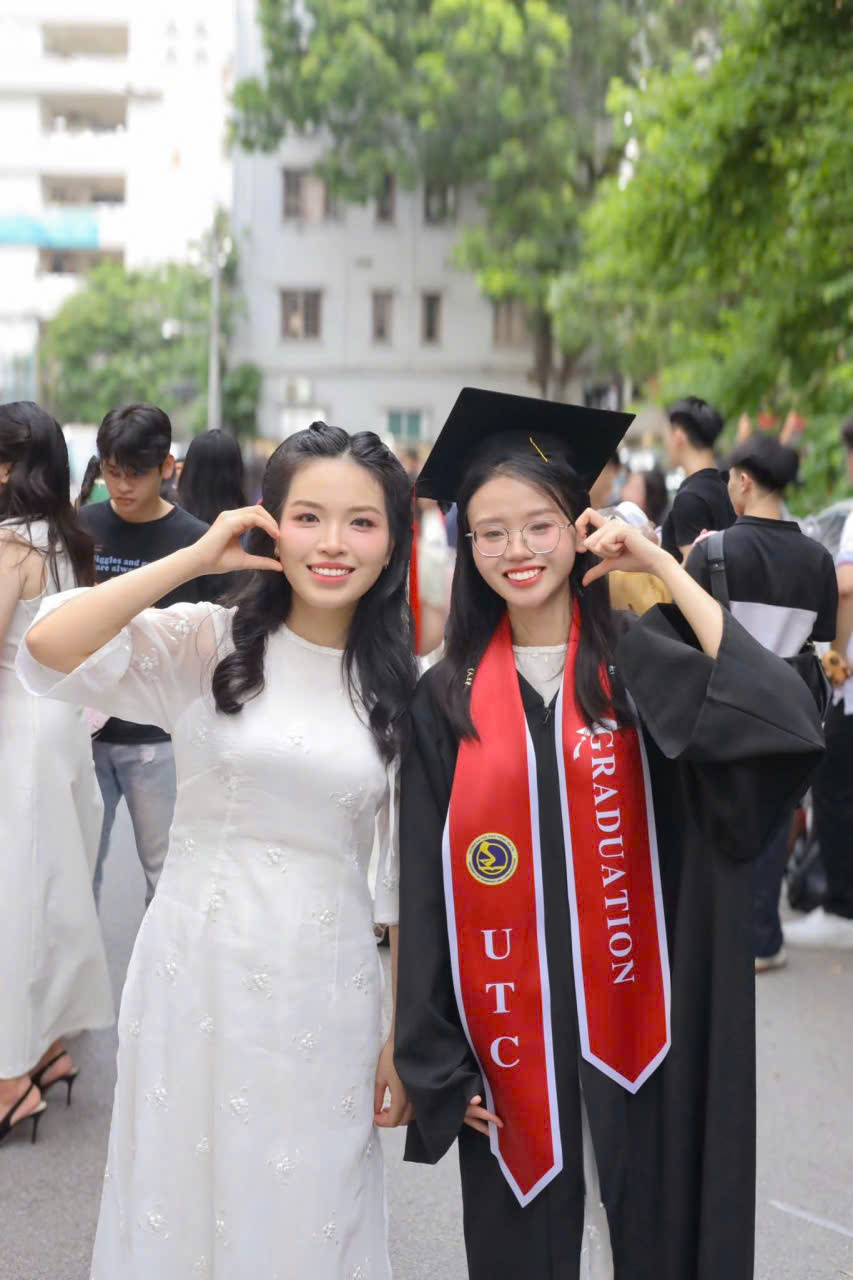 thuê áo cử nhân đại học Giao thông vận tải