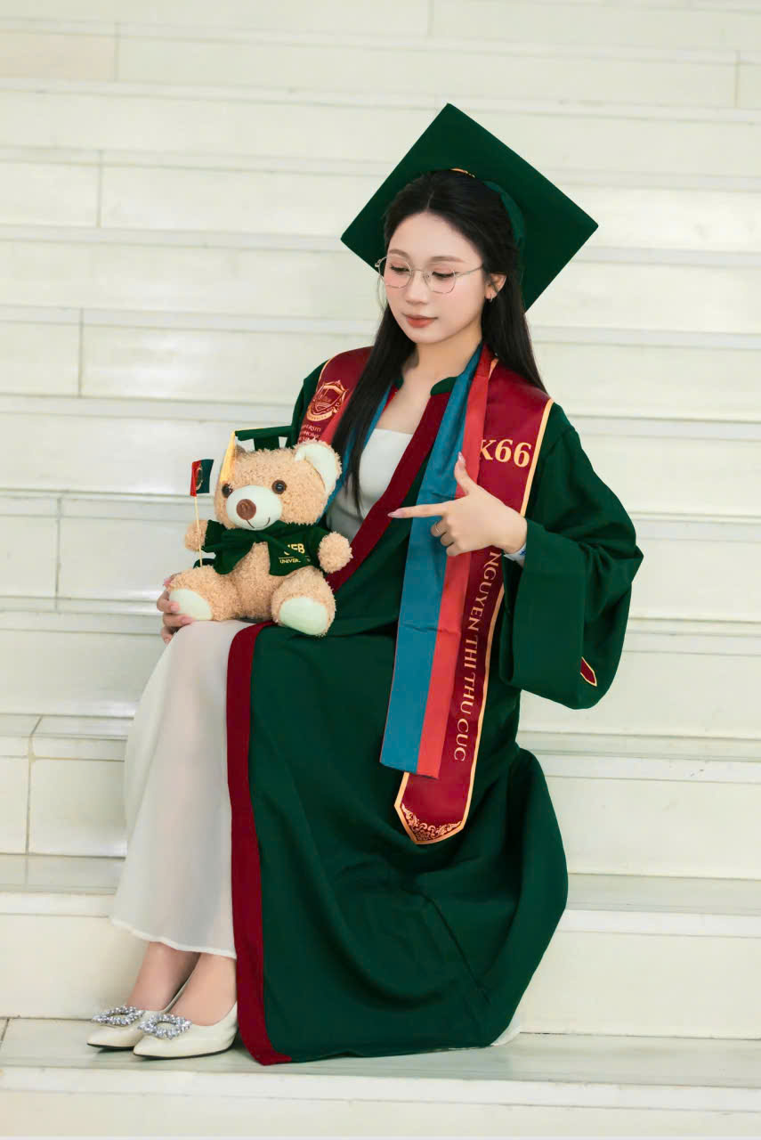 Mua áo cử nhân UEB