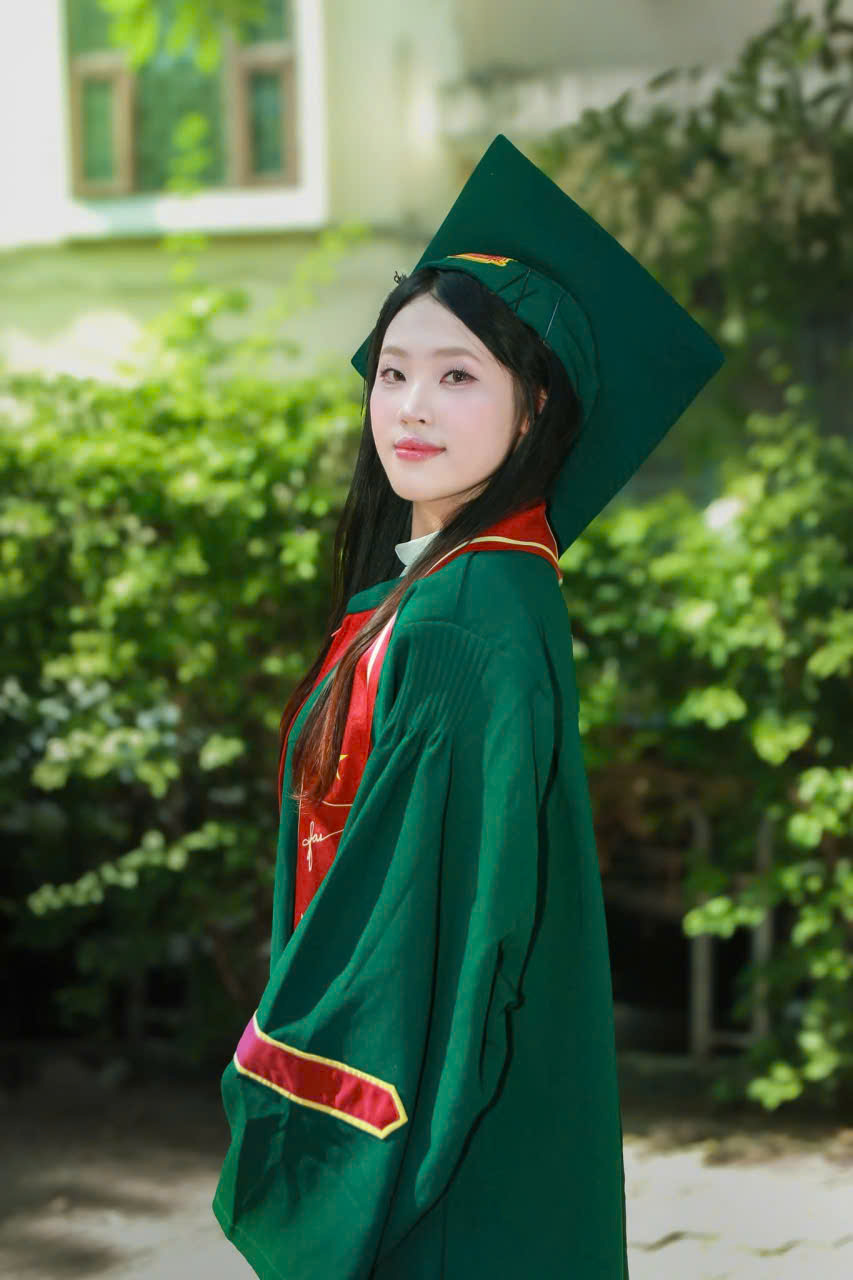 Mua áo cử nhân UEB