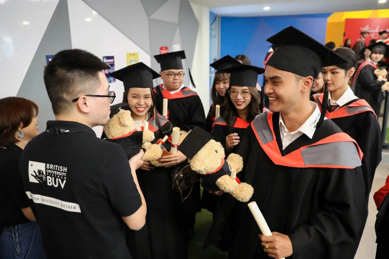 thuê áo cử nhân đại học BUV