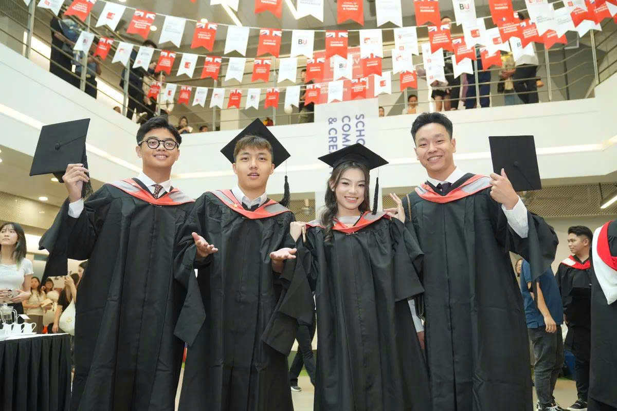Bán và cho thuê áo cử nhân đại học BUV