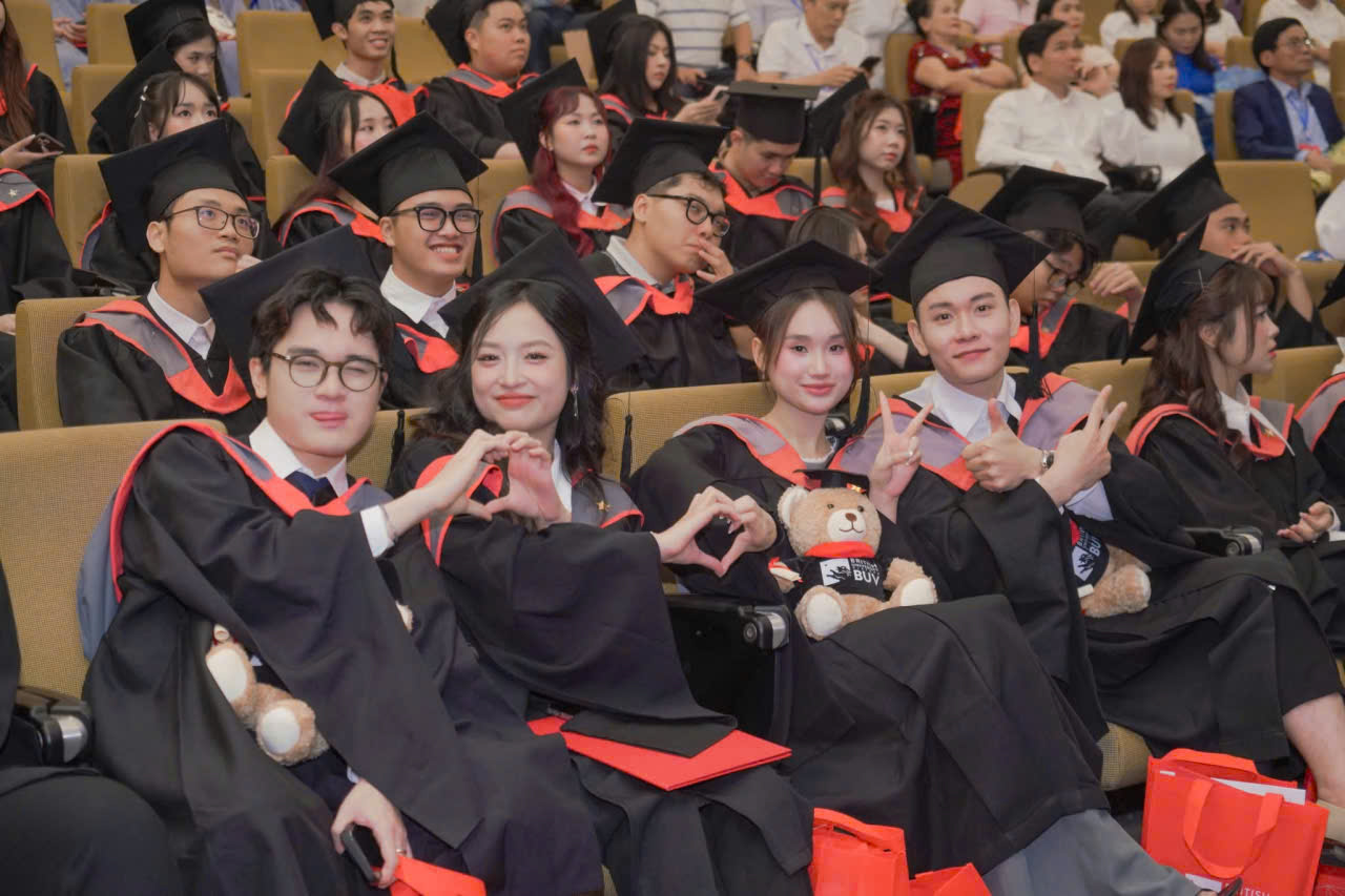 Bán và cho thuê áo cử nhân đại học BUV