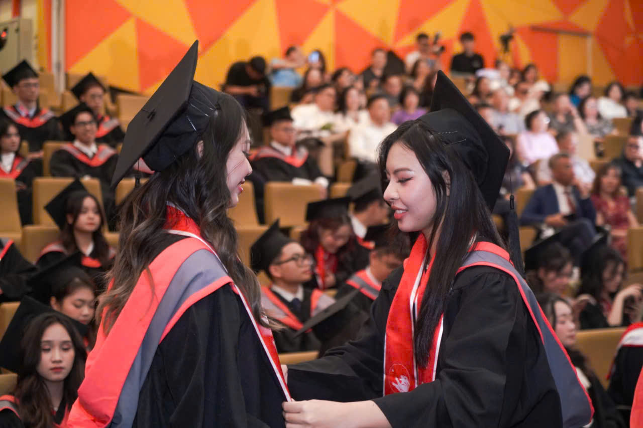 Bán và cho thuê áo cử nhân đại học BUV