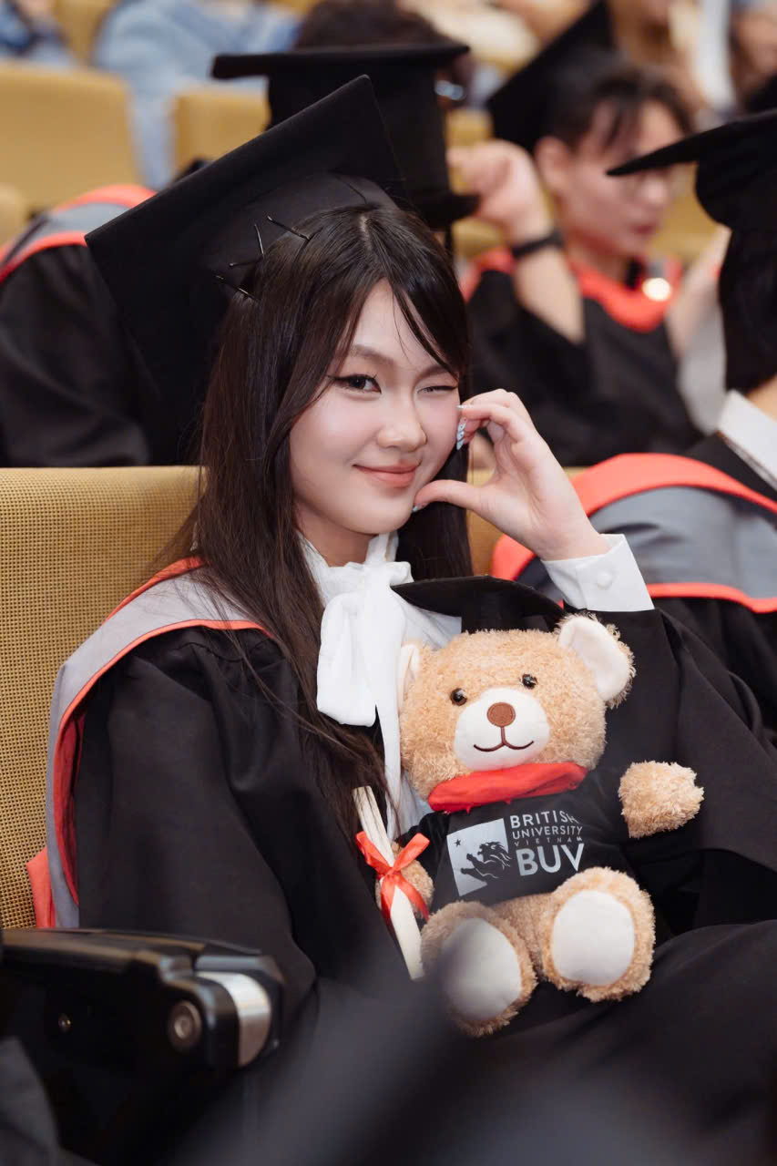 thuê áo cử nhân đại học BUV