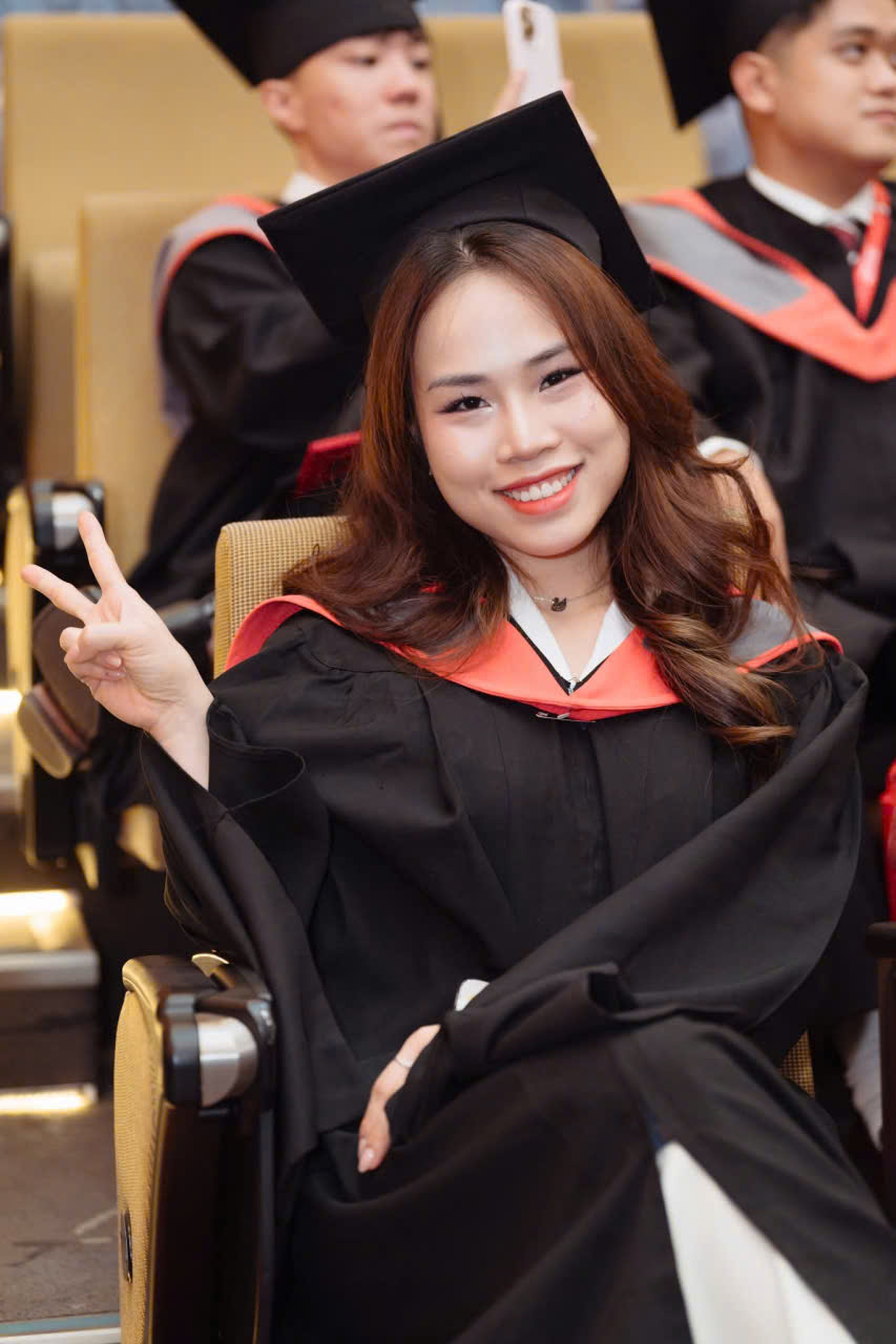 thuê áo cử nhân đại học BUV