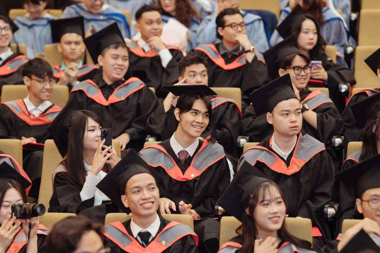 Bán và cho thuê áo cử nhân đại học BUV