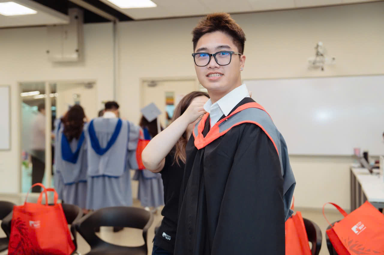 thuê áo cử nhân đại học BUV
