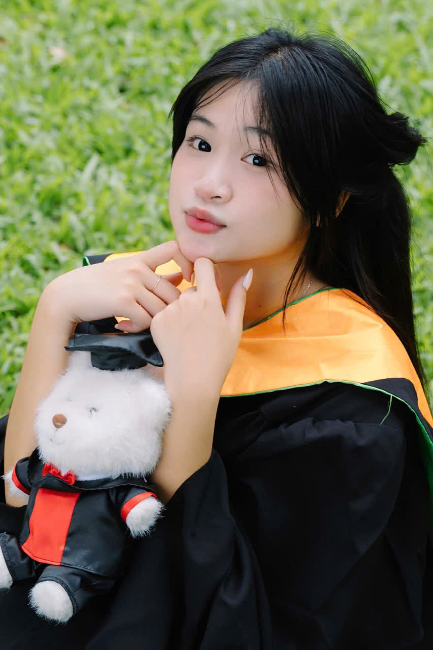 Thuê áo cử nhân đại học FPT 