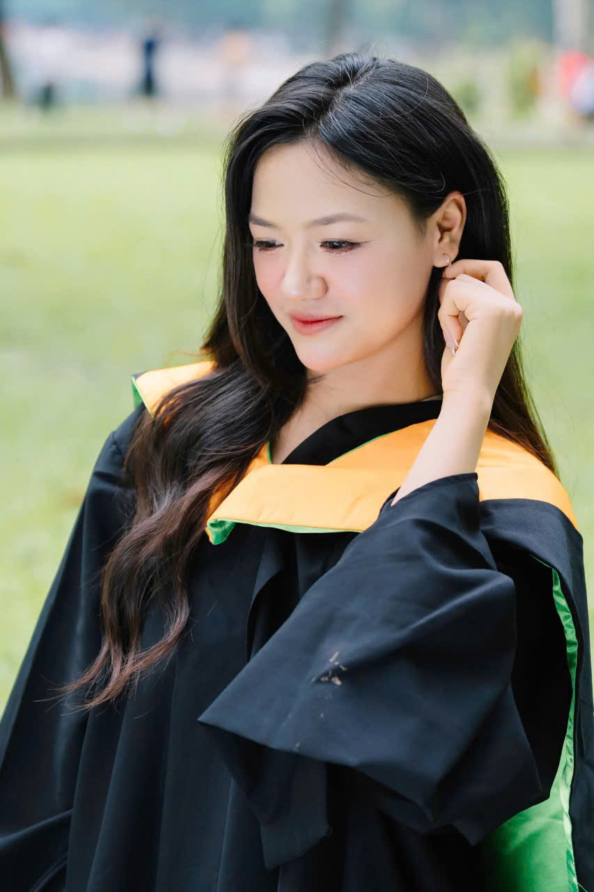 Thuê áo cử nhân đại học FPT