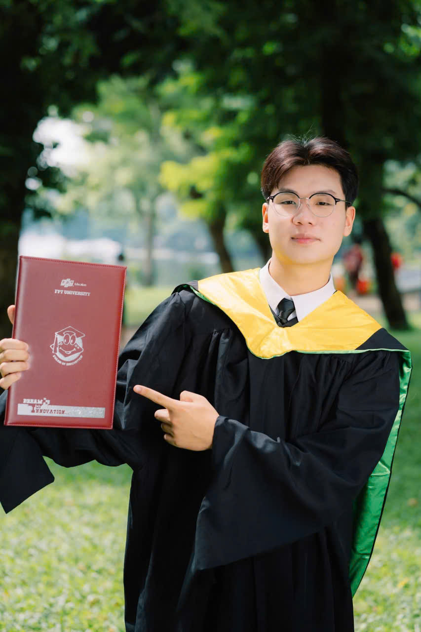 Mua áo cử nhân đại học FPT