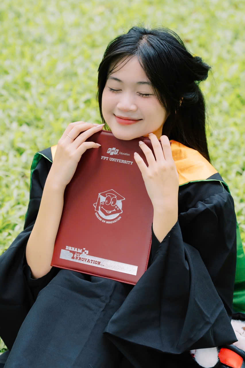 Mua áo cử nhân đại học FPT