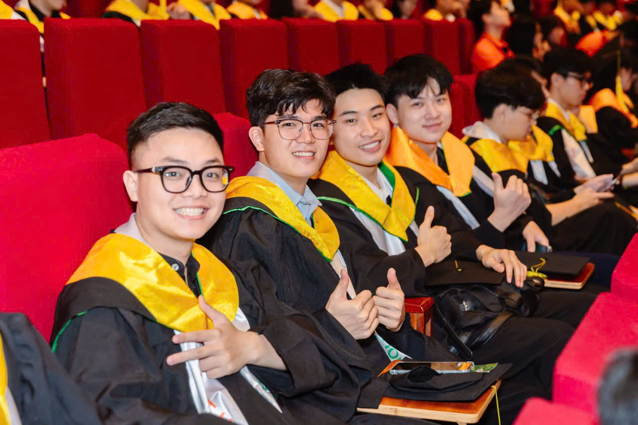 Bán và cho thuê áo cử nhân đại học FPT