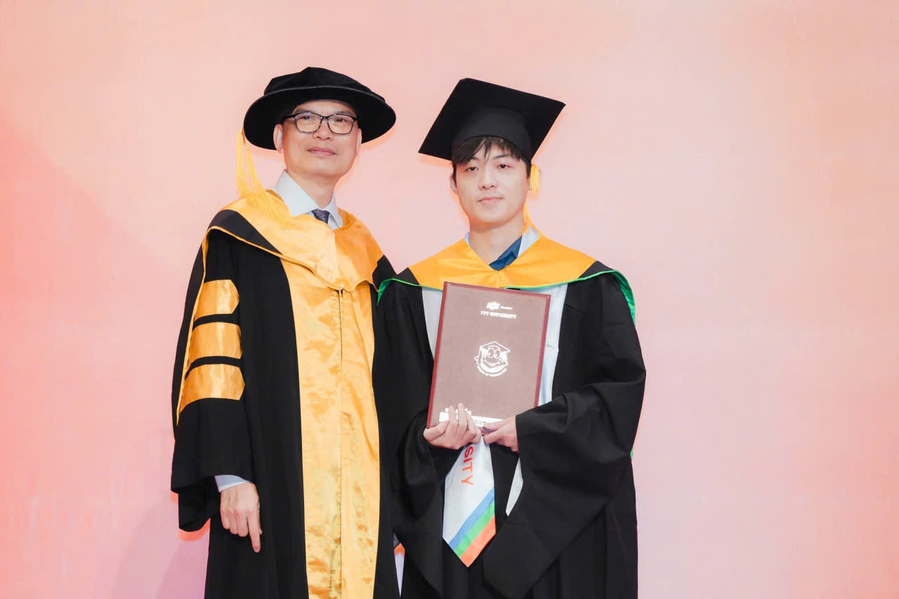Bán và cho thuê áo cử nhân đại học FPT