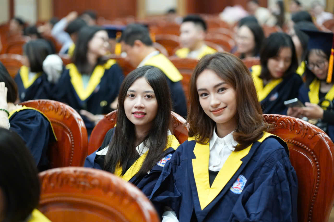Thuê Áo thạc sĩ đại học Kinh tế Quốc dân