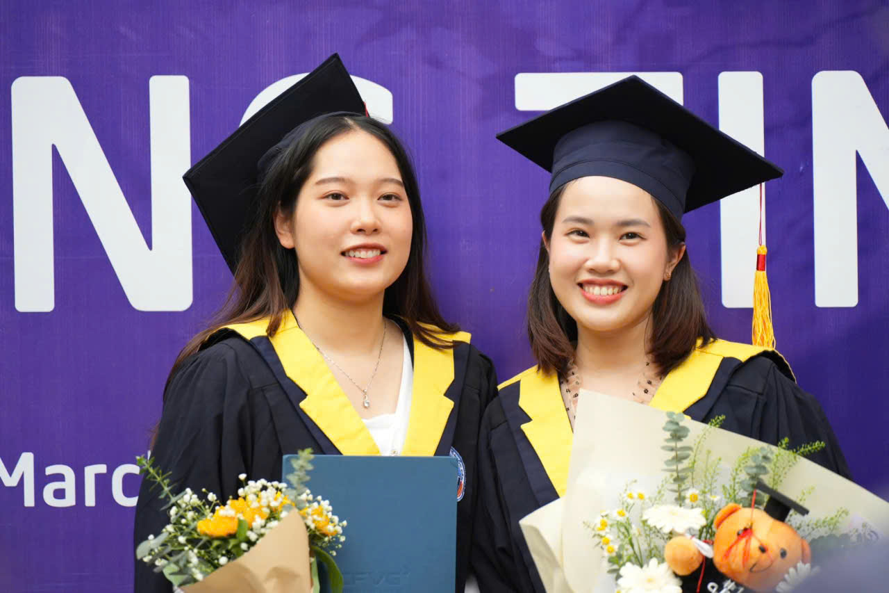 Thuê Áo thạc sĩ đại học Kinh tế Quốc dân