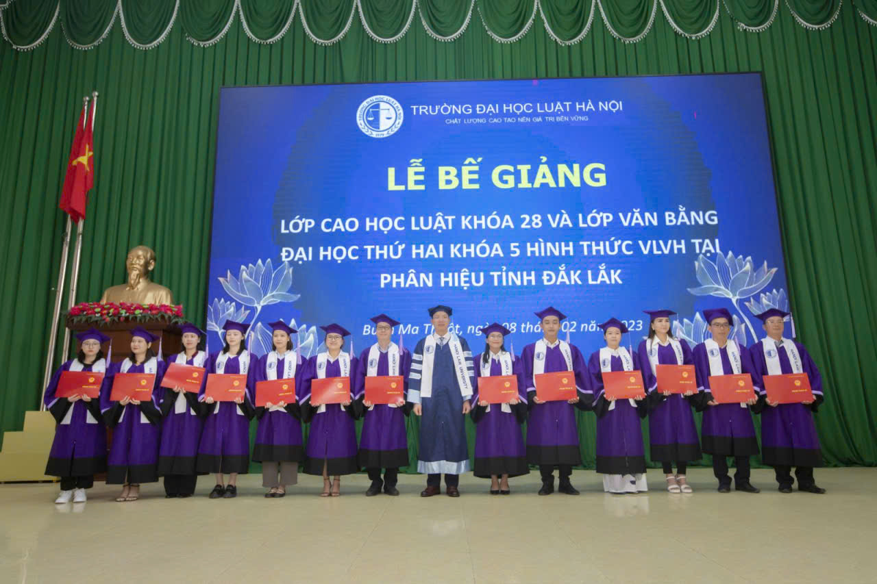 cho thuê áo thạc sĩ Đại học Luật