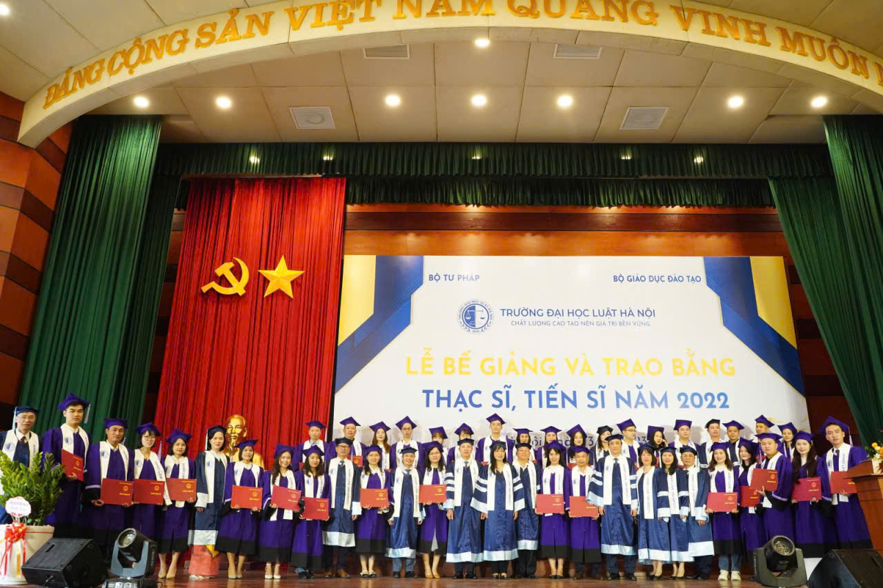 Bán và cho thuê áo thạc sĩ HLU