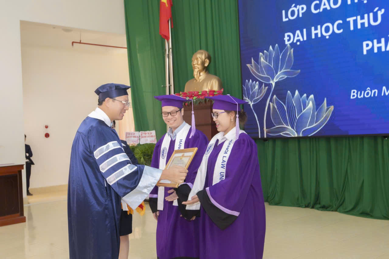 Bán và cho thuê áo thạc sĩ Đại học Luật