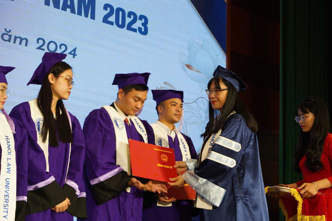 Bán và cho thuê áo thạc sĩ Đại học Luật