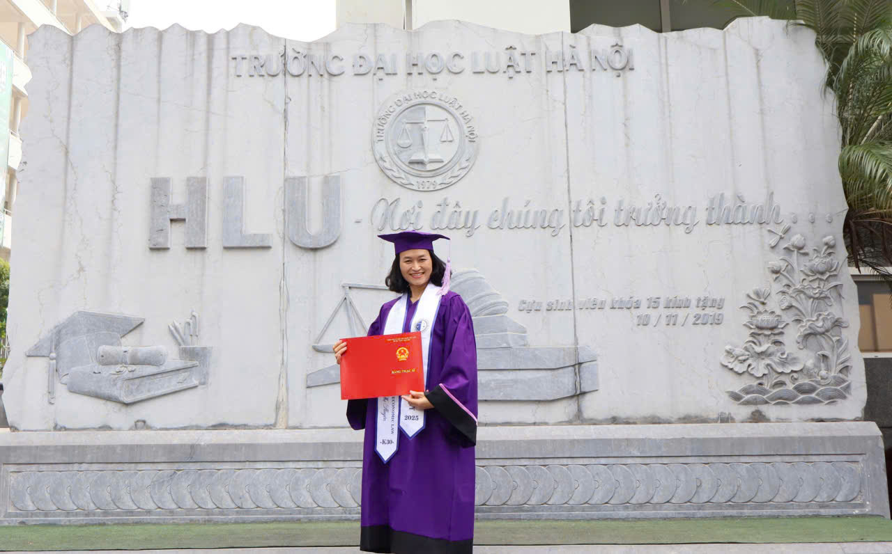 Bán và cho thuê áo thạc sĩ Đại học Luật