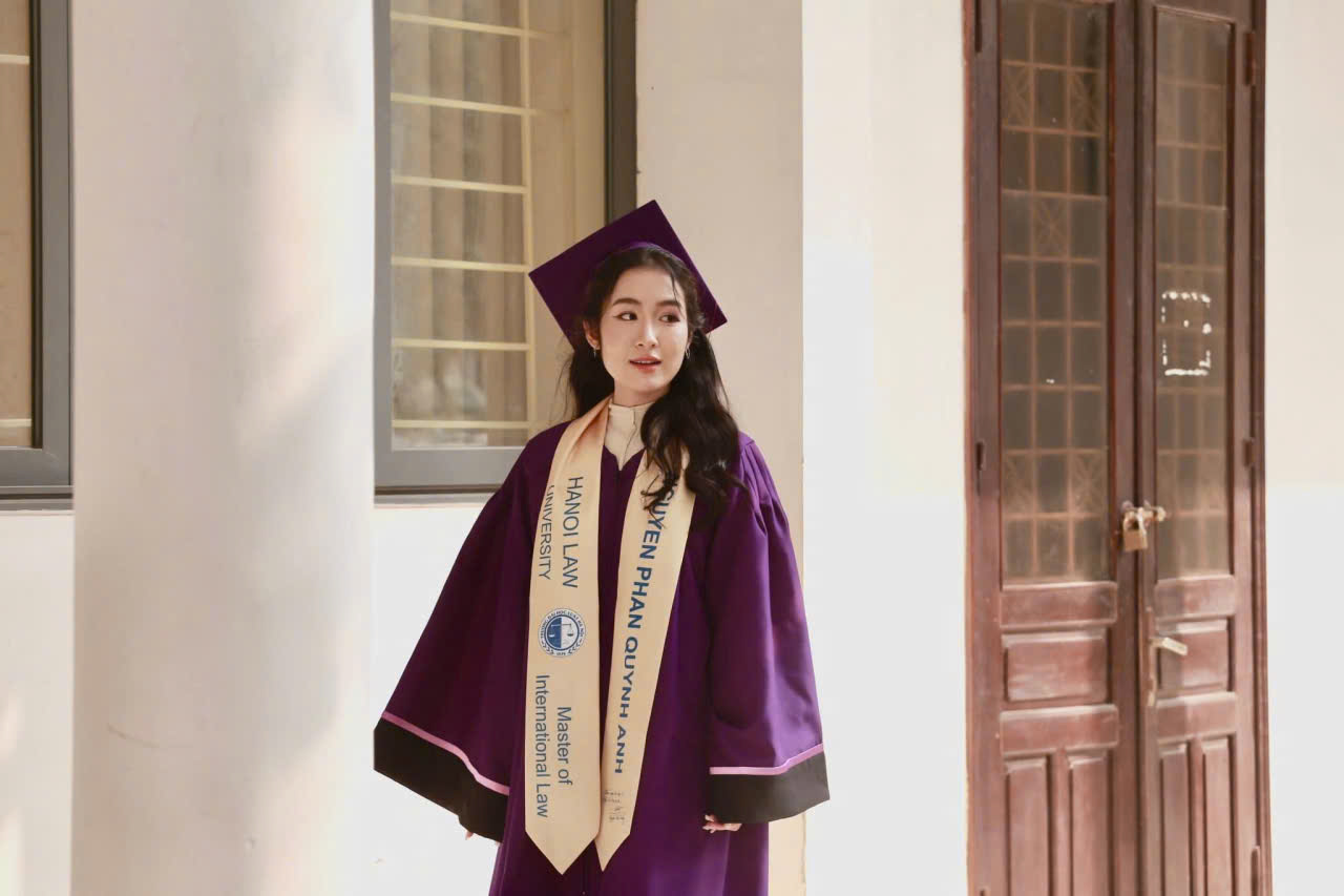 cho thuê áo thạc sĩ Đại học Luật