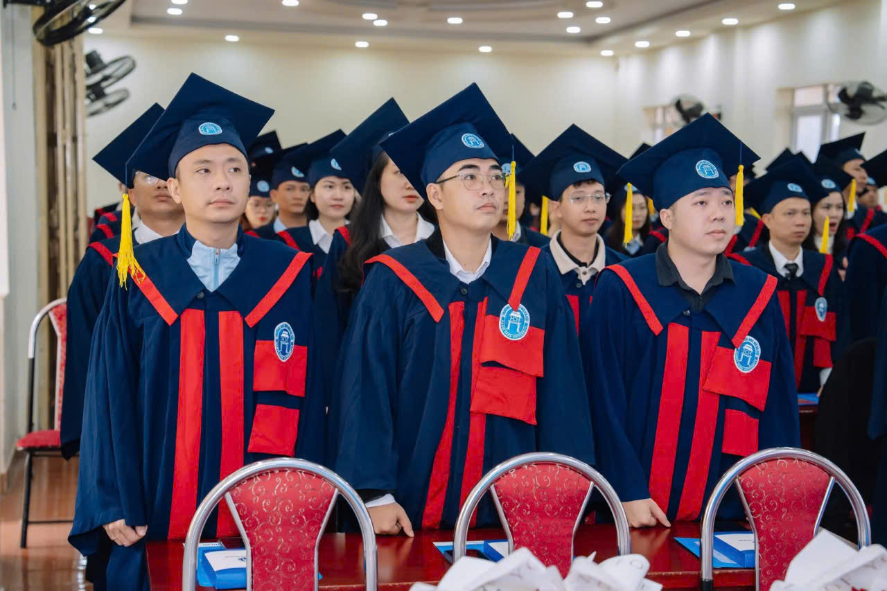 Thuê áo cử nhân Đại học Mở Hà Nội