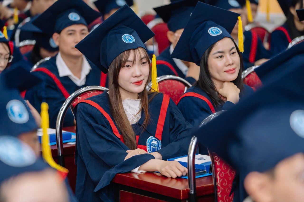 Thuê áo cử nhân Đại học Mở Hà Nội