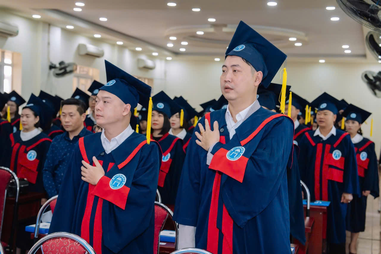 Bán và cho thuê áo cử nhân đại học Mở