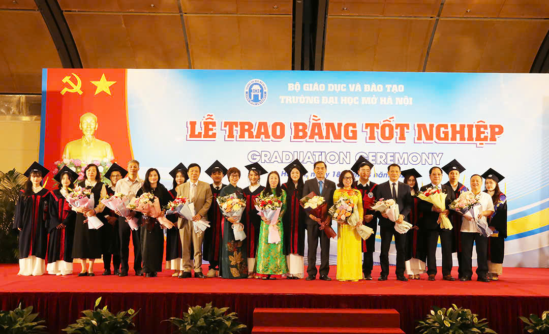 Thuê áo cử nhân HOU