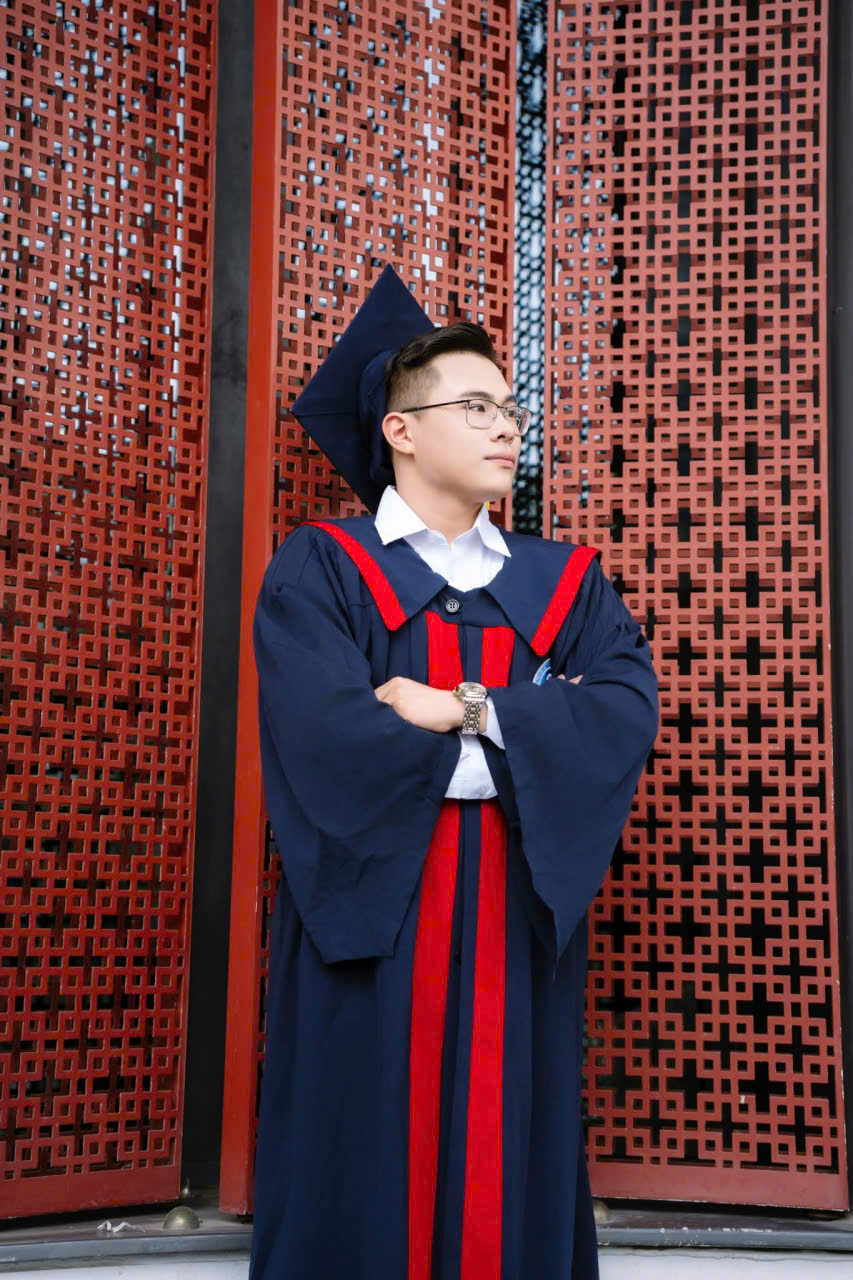 Thuê áo cử nhân Đại học Mở Hà Nội