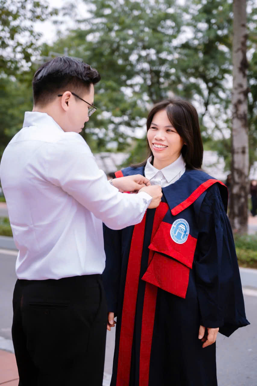 Thuê áo tốt nghiệp đại học Mở