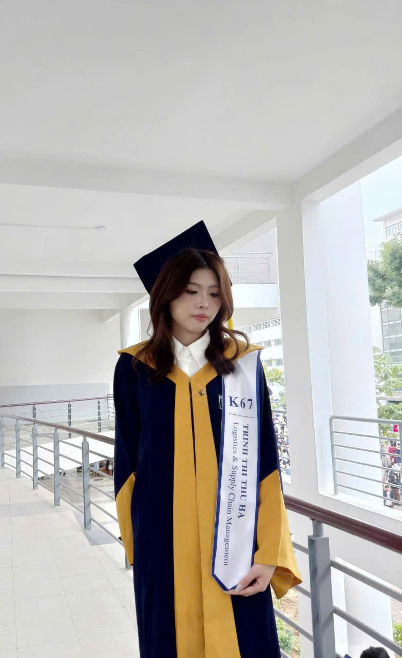 thuê áo cử nhân Đại học Kiến Trúc