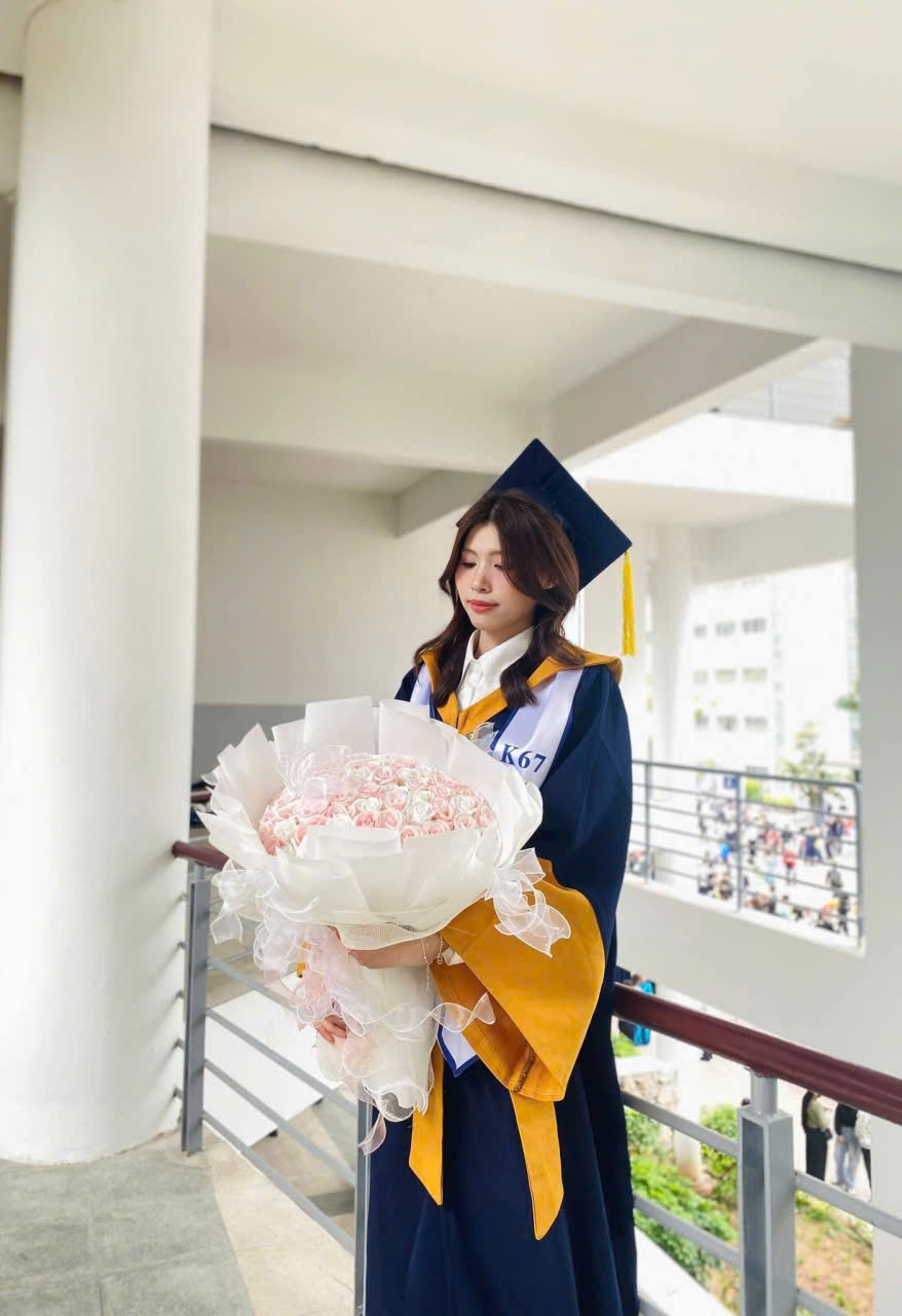 may áo cử nhân Đại học Kiến Trúc