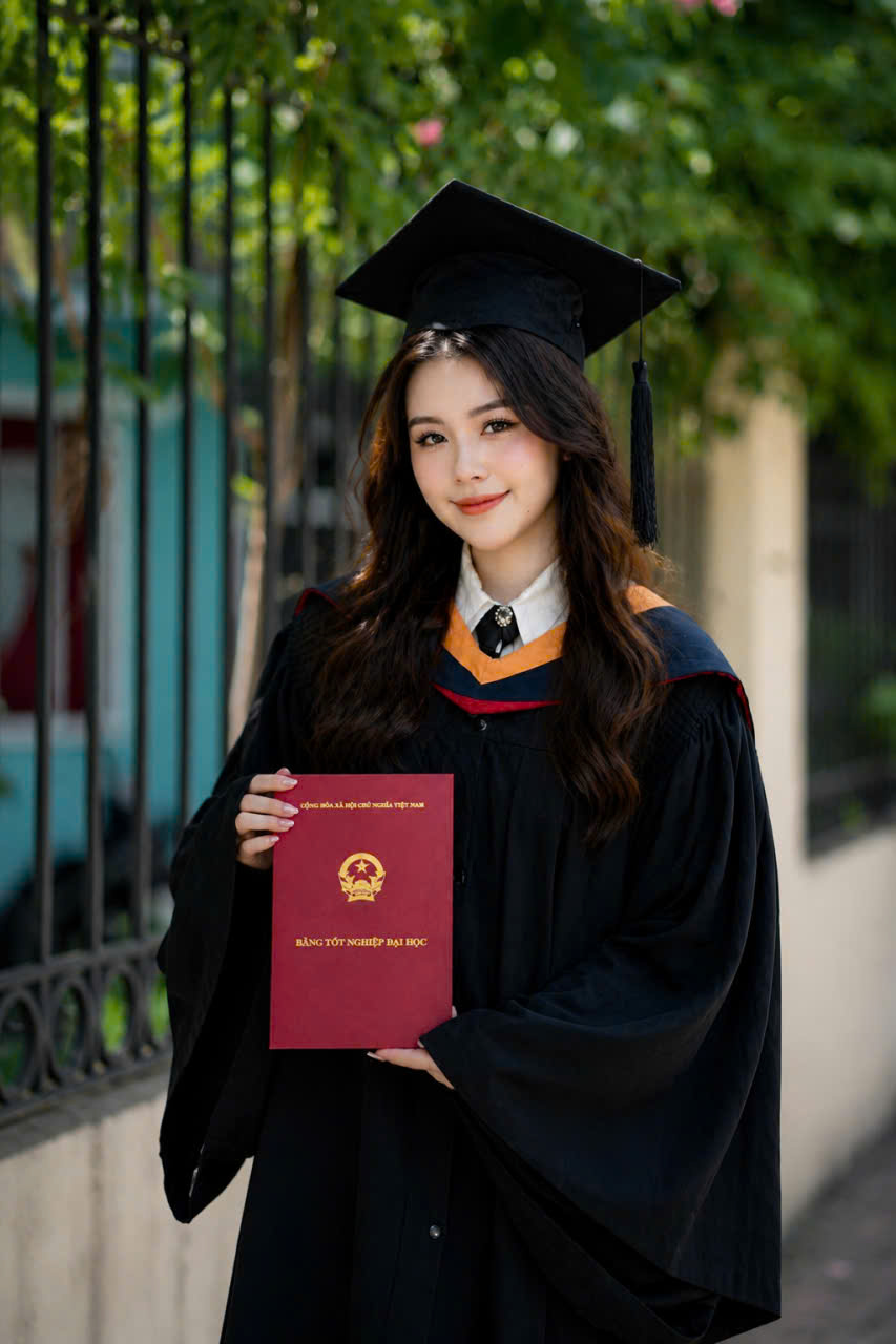 thuê áo tốt nghiệp BAV giá tốt
