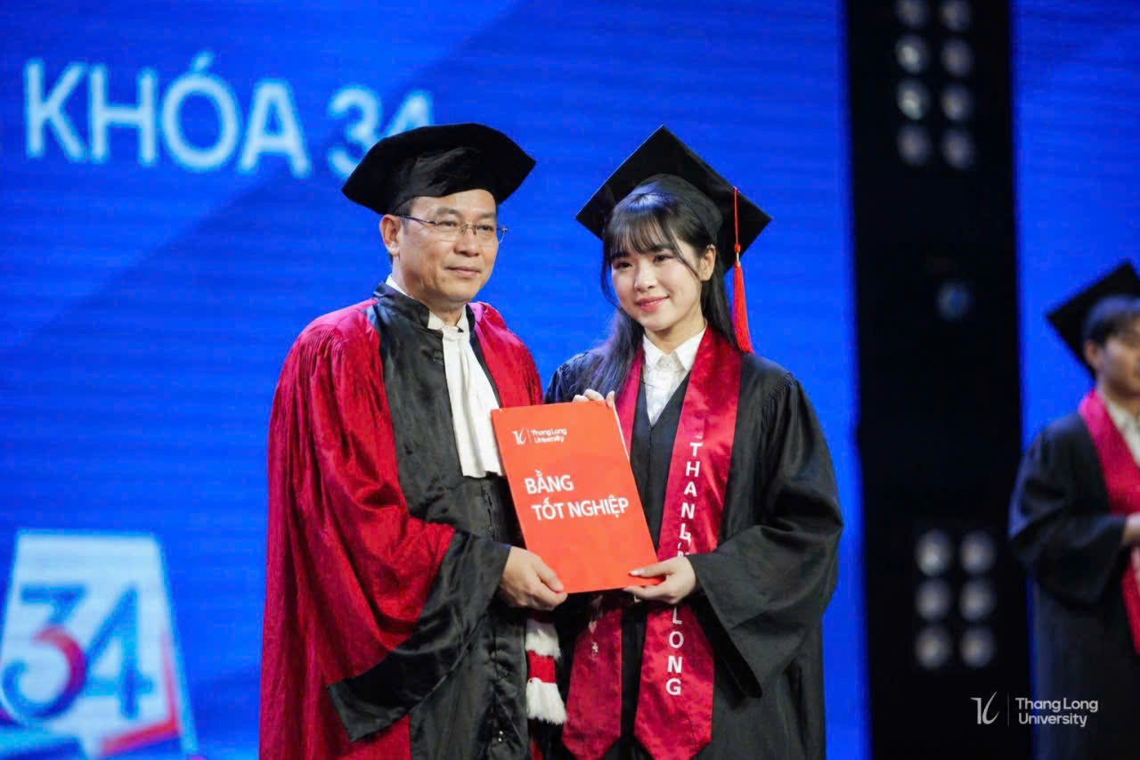 thuê áo cử nhân Đại học Thăng Long