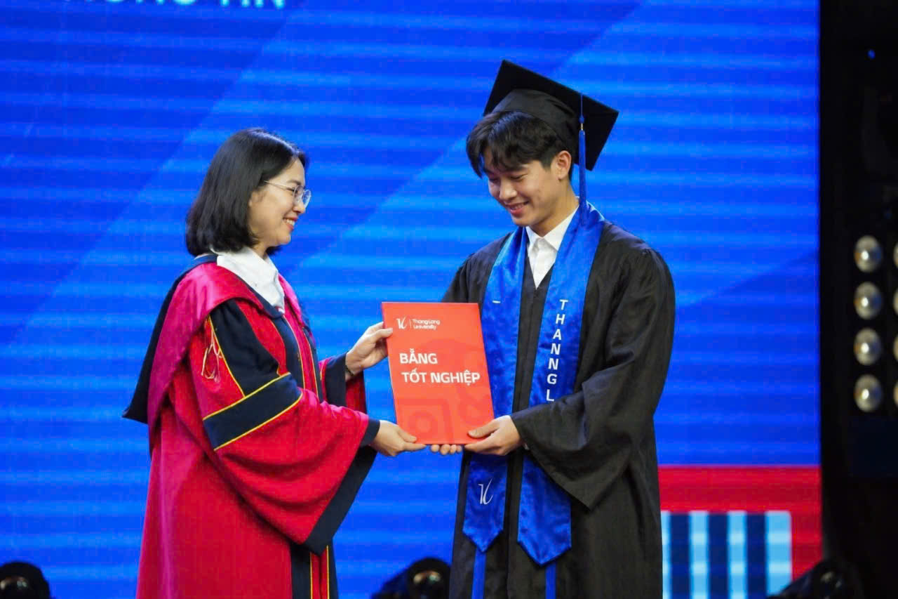 thuê áo cử nhân Đại học Thăng Long