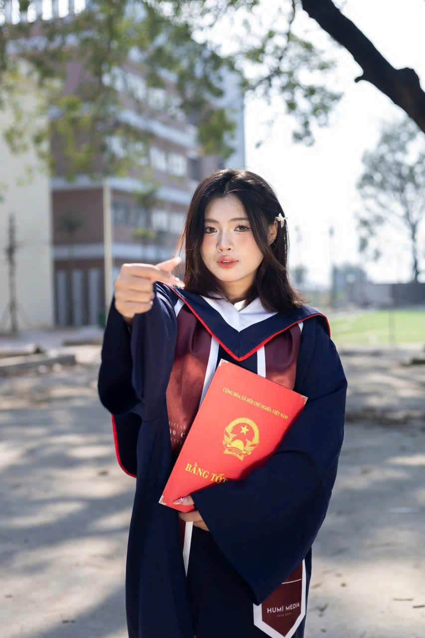thuê áo cử nhân giá tốt